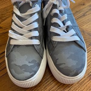 NWT: Steve Madden sneakers